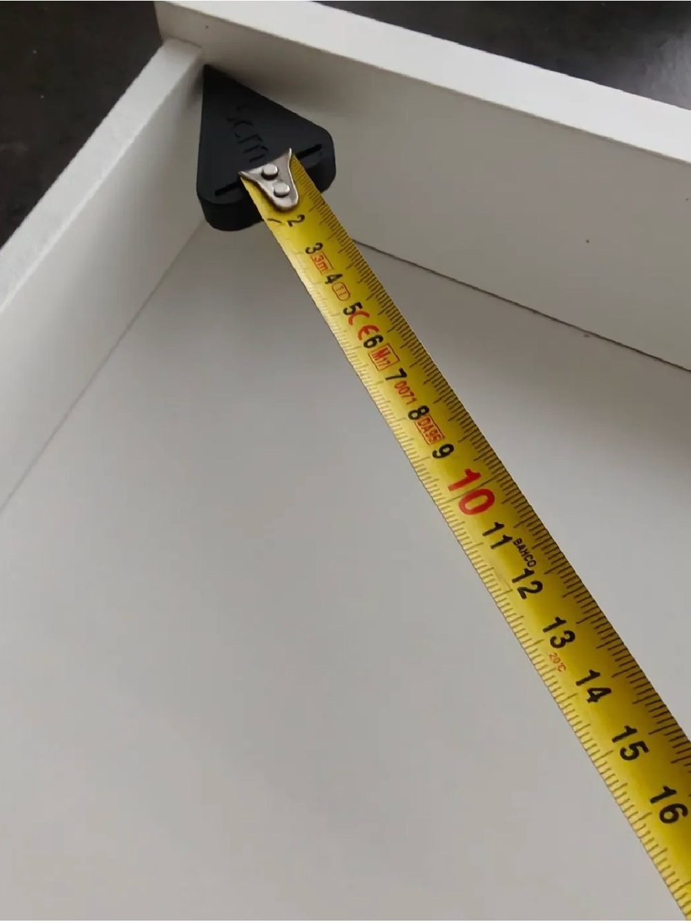 Inside corner measuring tool for tape measures